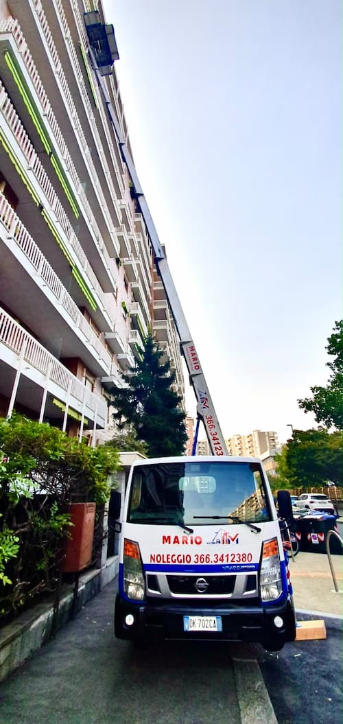Autoscala in un cantiere edile