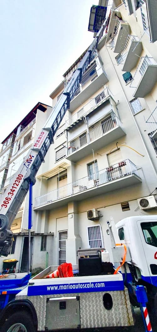 Discesa di macerie dal piano con l'autoscala