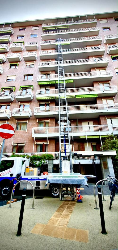 Finestre portate al piano con l'autoscala per la posa
