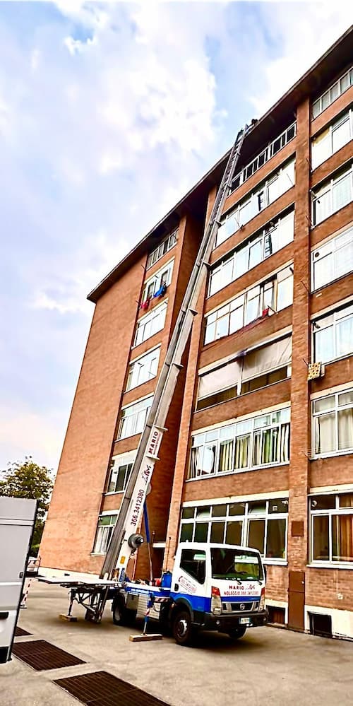 Materiale portato sul tetto per il rifacimento della copertura