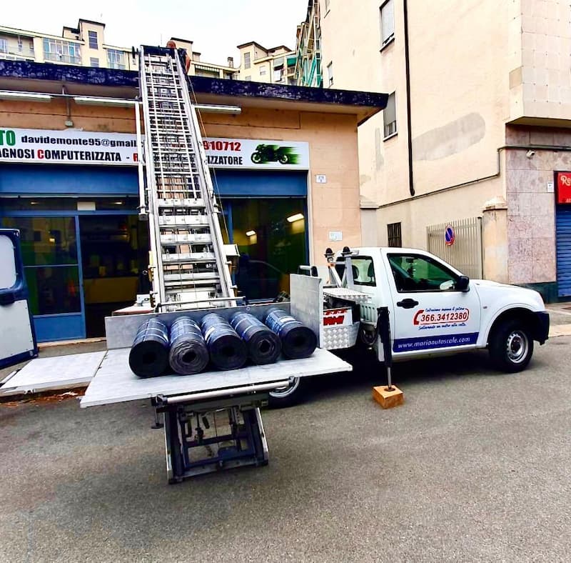 Autoscala in una via stretta del centro di Torino