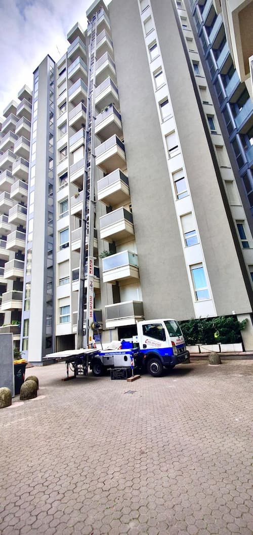 Operatore che manovra l'autoscala