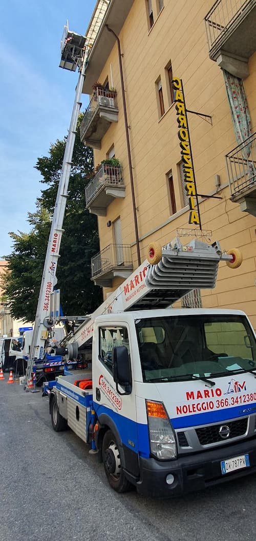 Autoscala con il braccio alzato verso un piano alto