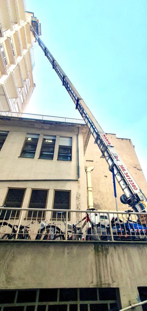 Autoscala con operatore per serramenti ai piani alti