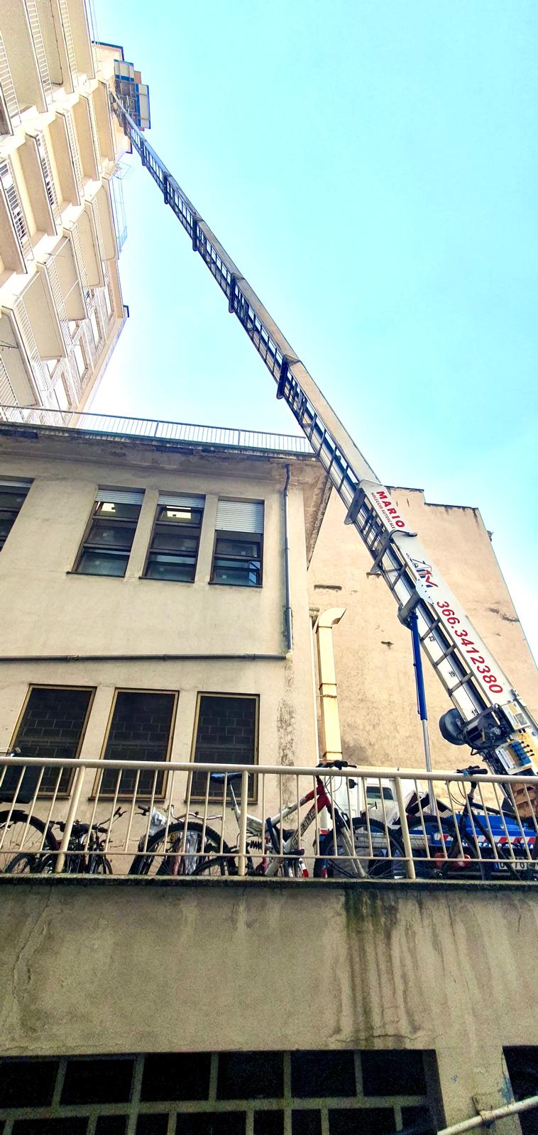 Noleggio autoscale Torino: mobili portati al decimo piano con lo sbraccio