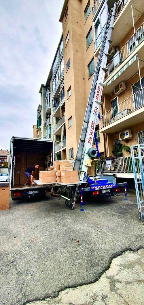 Autoscala al lavoro durante un trasloco a Torino