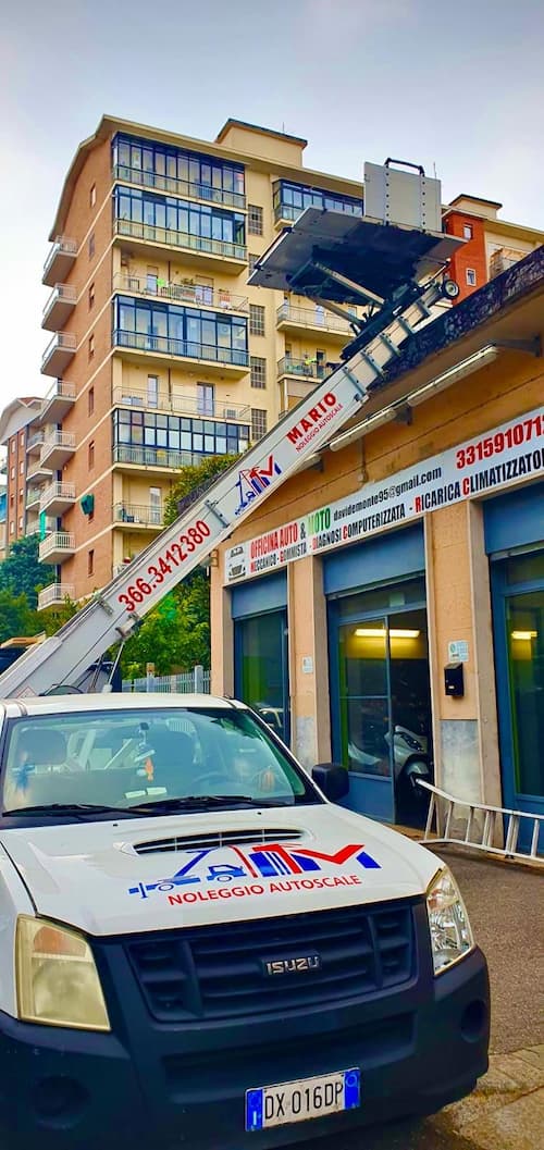 Mobili sollevati con l'autoscala fino al balcone